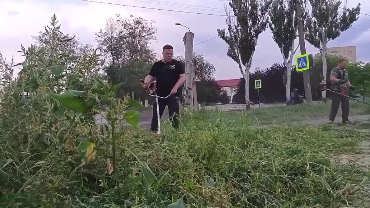 Константин Кузьмин: Здоровье детей - забота о будущем На встрече с коллективом детского сада №187 в Донецке увидел следующую картину: поле около территории детсада поросло травой