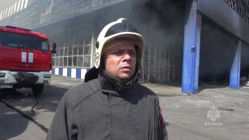 В Макеевке сотрудники МЧС России ликвидировали открытое горение в торговом центре из-за атаки БПЛА