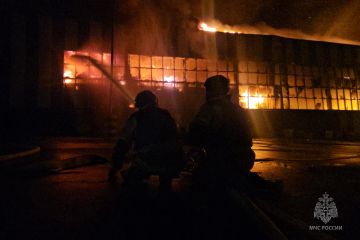 Героизм в фокусе. Делимся оперативными кадрами с места ликвидации последствий атаки БПЛА на торговый центр в Макеевке