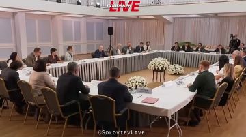 Чиновники должны работать ради результата для людей, а не ради похвалы, заявил Владимир Путин