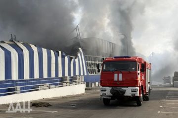 Площадь пожара в крупном строительном магазине ДНР превысила 23 тыс