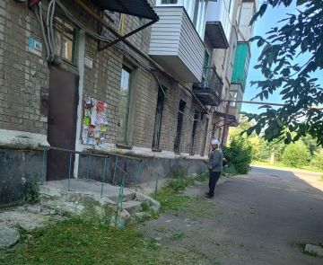 Сегодня, 12 августа, с целью приведения территории в надлежащее санитарное состояние в Кировском внутригородском районе города Макеевки силами Макеевского филиала НКО «ЕДИНЫЙ РЕГИОНАЛЬНЫЙ ФОНД ПО УПРАВЛЕНИЮ МНОГОКВАРТИРНЫМИ...