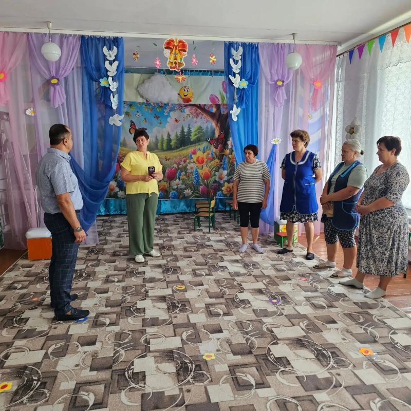 Депутат Амвросиевского муниципального совета Андрей Алиев провел встречу с коллективом Белояровского детского сада