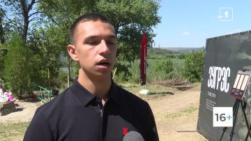 Память жива: «Движение Первых» развернуло выставку на пляже в день годовщины трагедии в Зугрэсе
