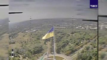 Операторы дронов ударили по флагу Украины, установленному в Краматорске, сообщили ТАСС в бригаде "Север-V" Добровольческого корпуса в составе Южной группировки войск