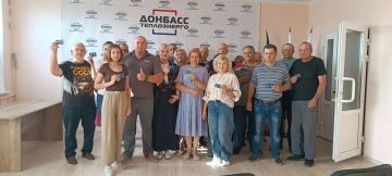 ПОПОЛНЕНИЕ В РЯДАХ «ЕДИНОЙ РОССИИ»: СОТРУДНИКИ ФИЛИАЛА «ВОЛНОВАХАТЕПЛОСЕТЬ» ПОЛУЧИЛИ ПАРТИЙНЫЕ БИЛЕТЫ