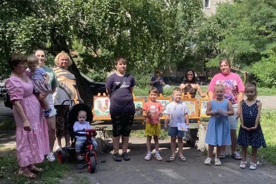 Сотрудники Дебальцевского городского музея организовали выставку вышивок для детей городского округа, в рамках которой рассказали об истории, техниках и секретах этого древнего искусства