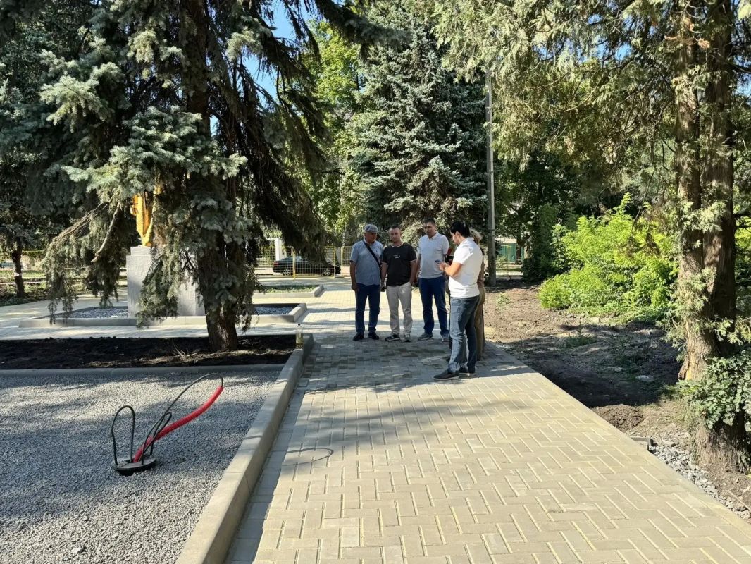 В Ждановке проинспектировали работы по созданию Аллеи памяти героев