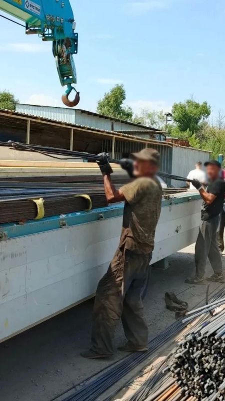 Константин Кузьмин: Помощь жителям Республики. Недавно вместе с Главой Старобешевского муниципального округа Алексеем Черкашиным встретился с жителями Старобешевского муниципального округа