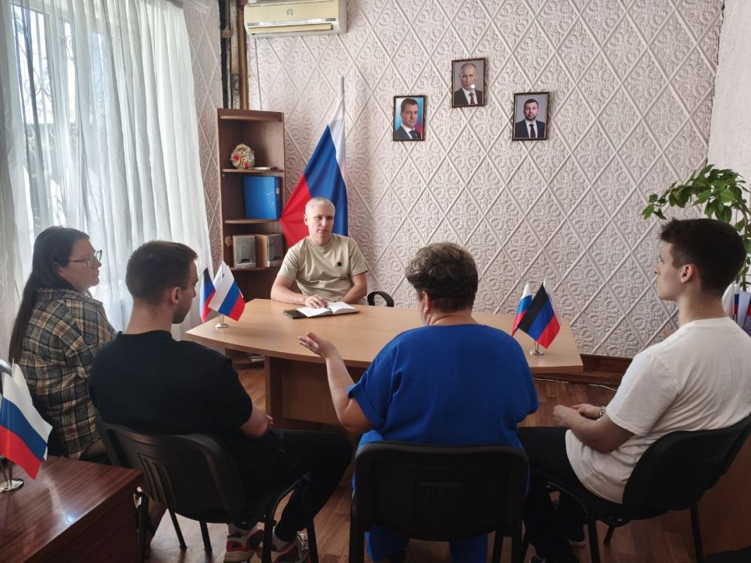 Сегодня, 14 августа, провёл встречу с членами профсоюзной организации МКУ "ЦООС" Отдела по взаимодействию с жителями г. Моспино