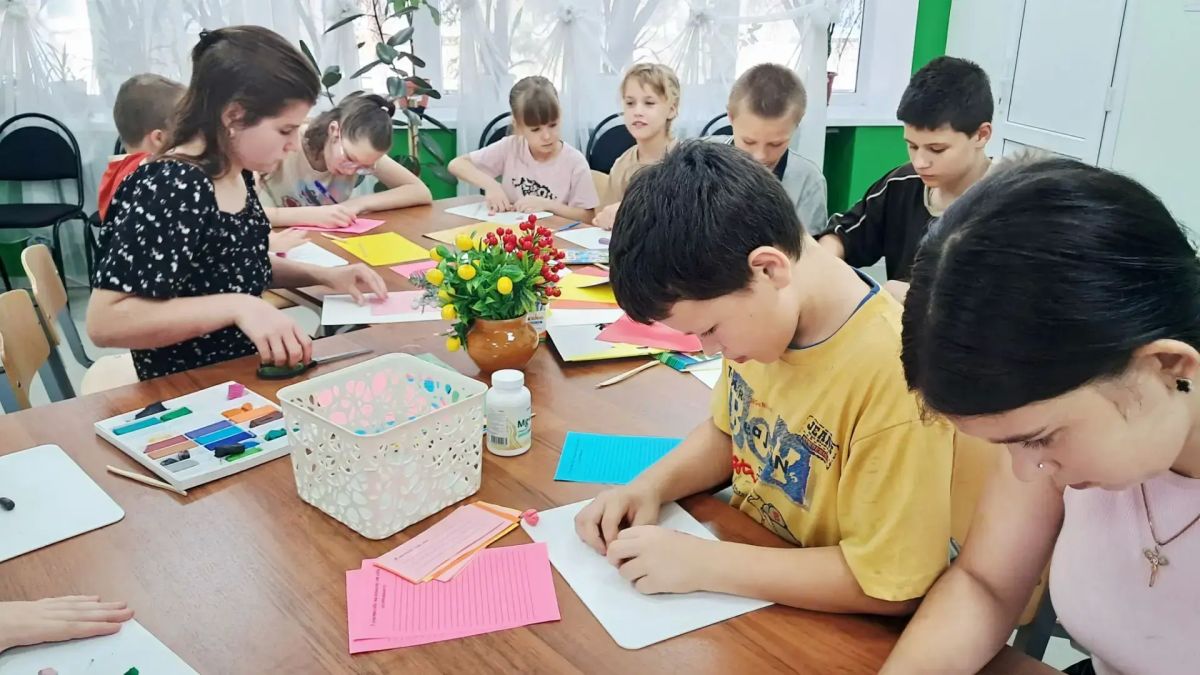 В Социально-реабилитационном центре для несовершеннолетних города Шахтерска состоялось воспитательное мероприятие, организованное в рамках всероссийской социальной акции «Дарю тепло»