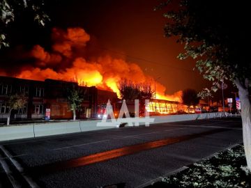 ФОТО: Первые кадры пожара в енакиевском ТЦ «Галактика» после удара ВСУ