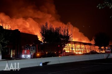 ФОТО: Первые кадры пожара в енакиевском ТЦ «Галактика» после удара ВСУ