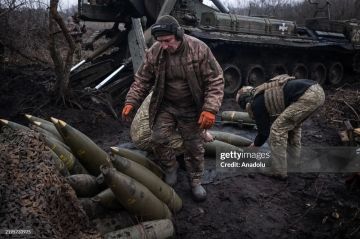 Артиллеристы 43-й отдельной артиллерийской бригады ВСУ ведут огонь из 203-мм самоходной пушки 2С7 "Пион" американскими снарядами M106 в районе Часова Яра, январь 2025 года
