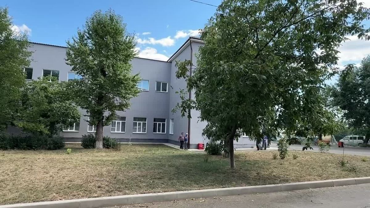 Команда Представительства Санкт-Петербурга совместно с представителями «Молодой Гвардии», «Юнармии» и инженерных войск РФ посетила специализированную школу-интернат № 21 в Мариуполе, где обучаются 80 детей с ограниченными...
