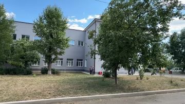 Команда Представительства Санкт-Петербурга совместно с представителями «Молодой Гвардии», «Юнармии» и инженерных войск РФ посетила специализированную школу-интернат № 21 в Мариуполе, где обучаются 80 детей с ограниченными...