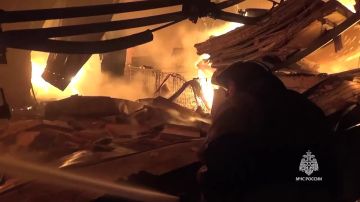Торговый центр "Галактика" загорелся в Донецке после атаки БПЛА