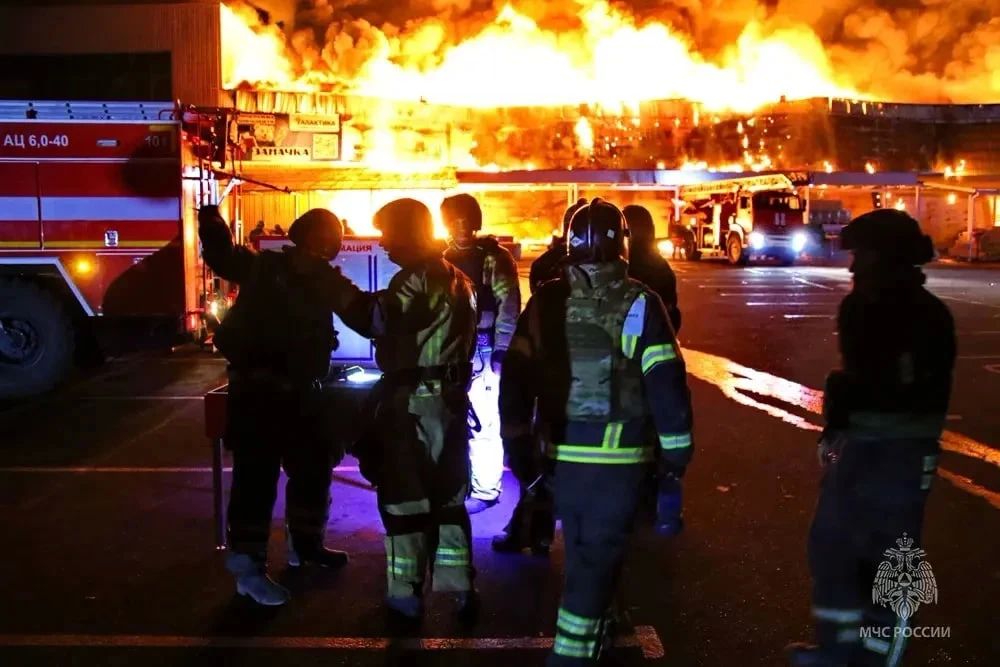 «Галактику» тушили почти 17 часов: в Донецке спасатели ликвидировали пожар в ТЦ после атаки дрона