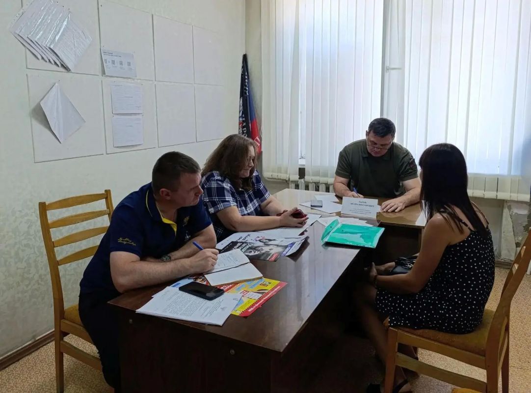 На личный прием к главе Амвросиевского муниципального округа Игорю Лызову поступили вопросы социального и коммунального характера