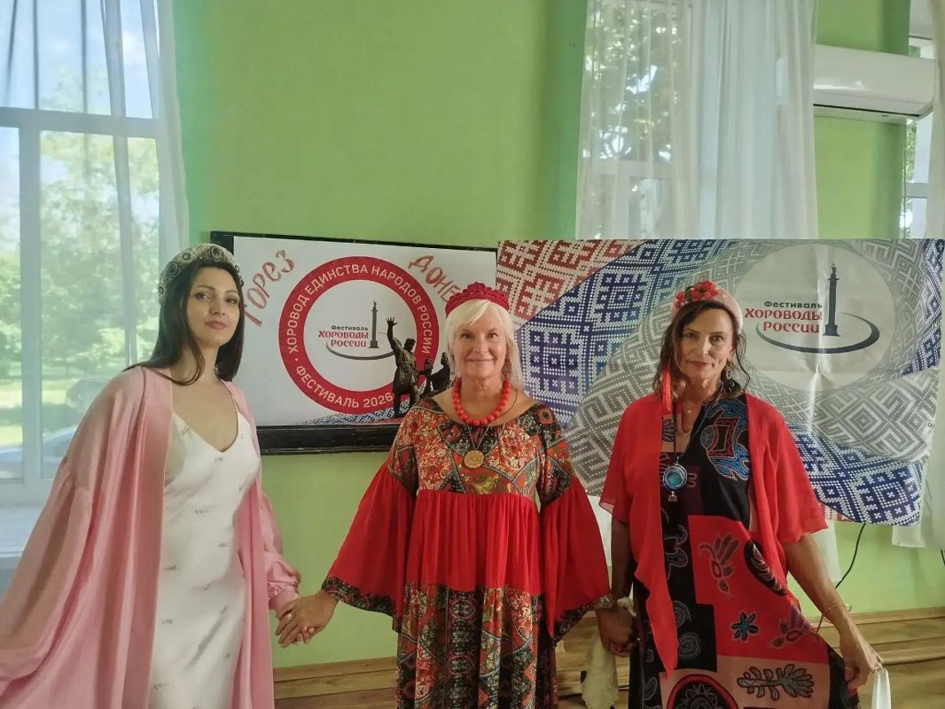 «ХОРОВОДЫ РОССИИ». В семейном клубе «Рассвет» и клубе здоровья и красоты «Гармония» МБУ «ДК им. В. Маяковского г. о. Торез» прошла тематическая программа в рамках фестивального движения «Хороводы России»