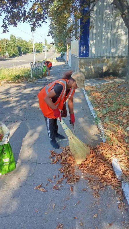 Коммунальщики Снежного продолжают благоустраивать территории общего пользования