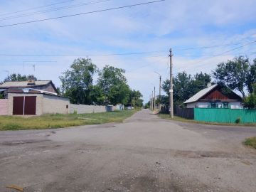 С целью приведения территории в надлежащее санитарное состояние жителями проведены работы по покосу сорных и карантинных трав на прилегающих к своим домовладениям территориях по ул. Шаумяна