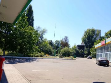 С целью приведения территории в надлежащее санитарное состояние силами автозаправочной станции ГУП ДНР «РТК» по ул. Ленина проведены работы по покосу сорных и карантинных трав на закрепленной и прилегающей территориях