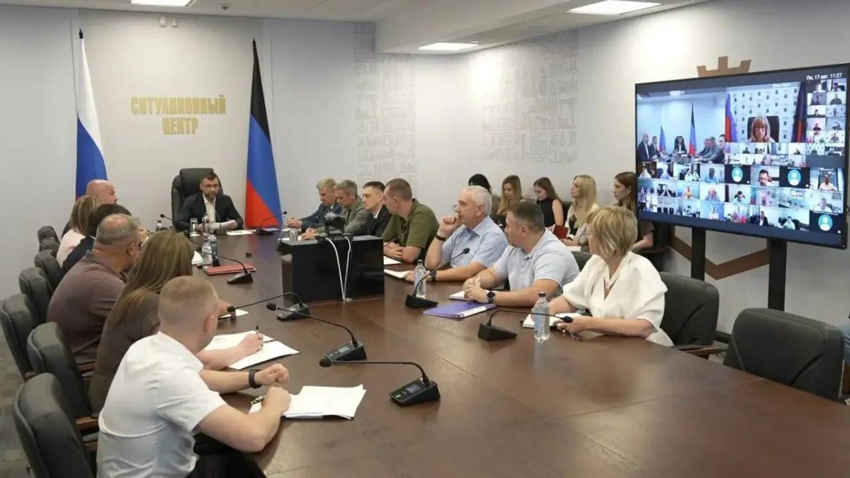 Денис Пушилин: На еженедельном оперативном совещании обсудили сферу транспорта, восстановление инфраструктуры, подготовку к отопительному сезону