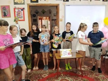 Сотрудники библиотеки – филиала №6 для ребят посещающих летнюю досуговую площадку МБУДО «Харцызская станция юных натуралистов» провели библиофреш «Современные книжки – современным детишкам!»