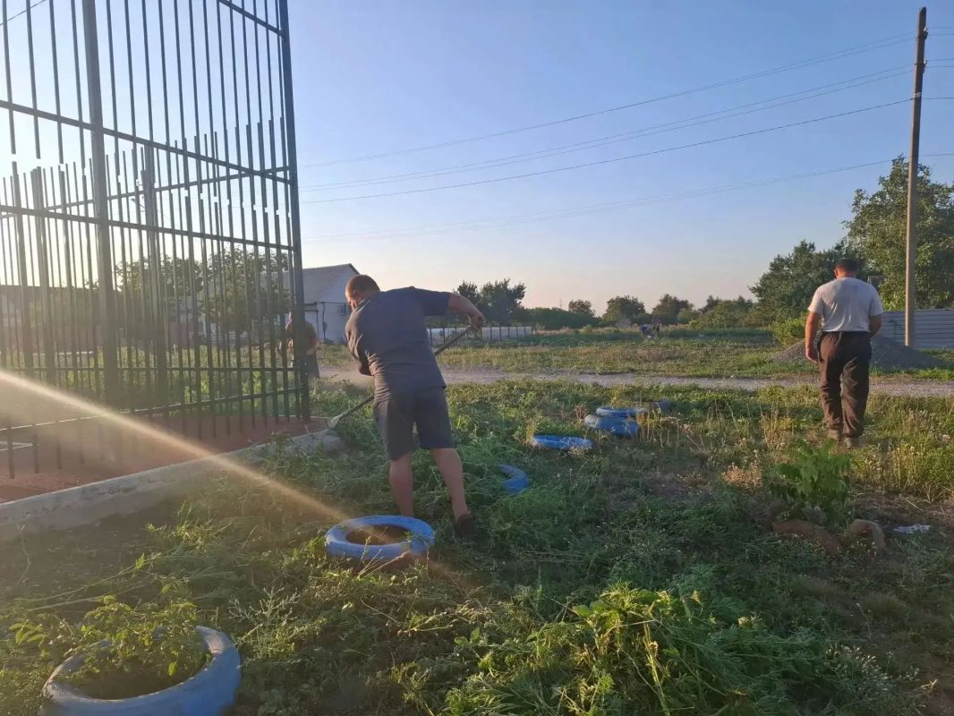 Чистота и порядок в Македоновке: субботник на детской и спортивной площадках