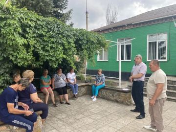 Сегодня Первый заместитель главы Администрации Володарского муниципального округа Боровик Д.В. провёл встречу с жителями с. Зеленый Яр