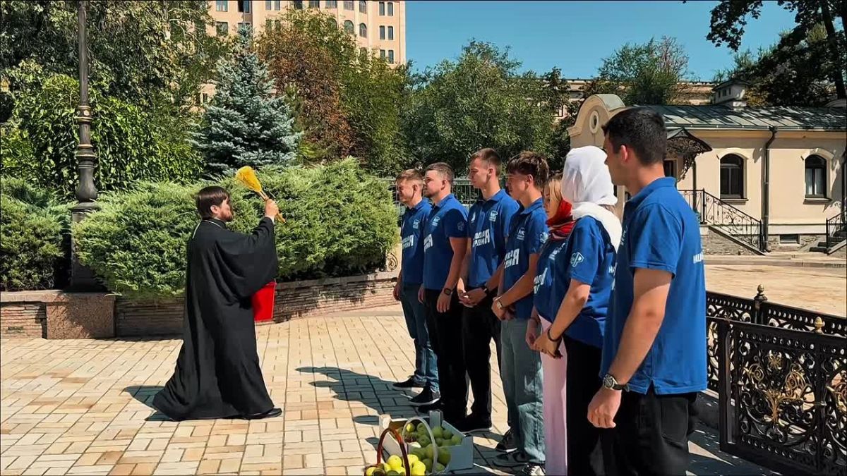 Сладкая поддержка: в Донецке бойцам доставили освященный урожай
