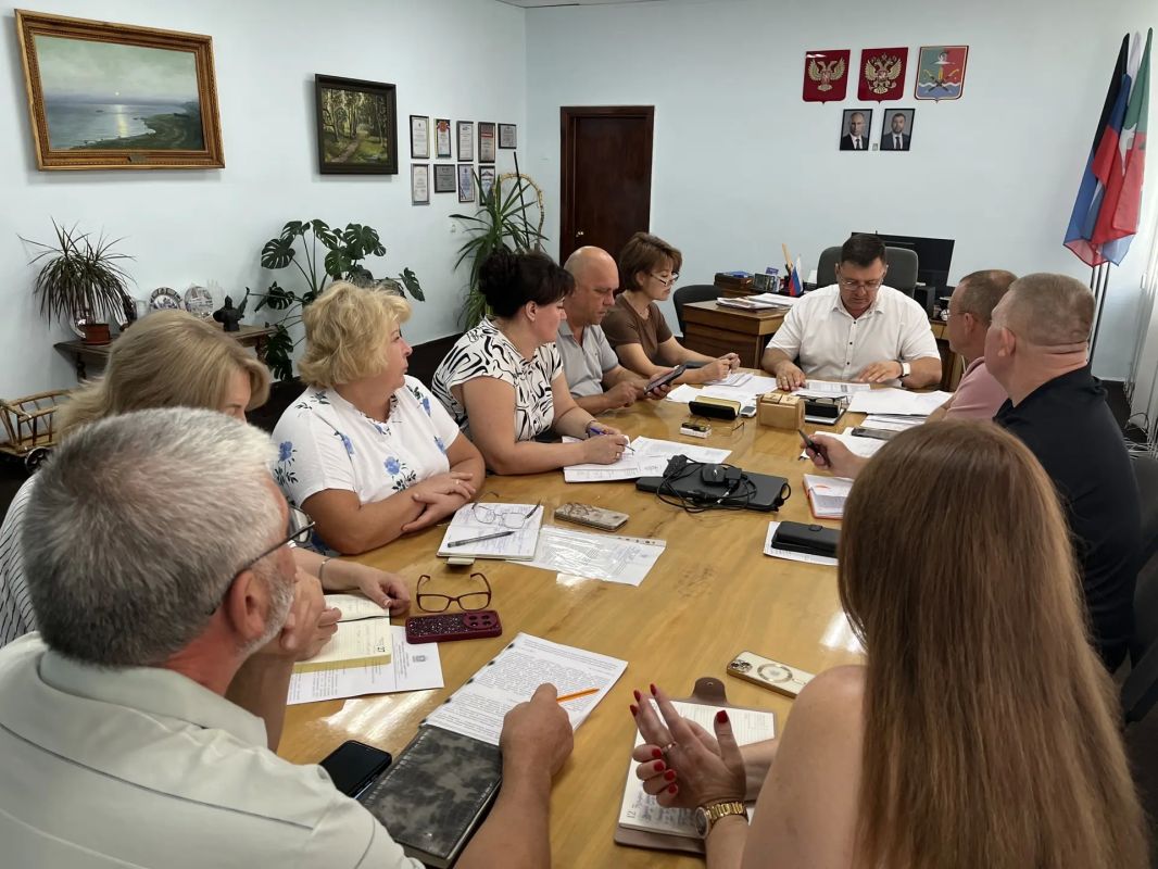 Василий Овчаров: Сегодня, 19 августа 2026 года,провел оперативное совещание по рабочим вопросам с участием заместителей Главы и руководителей структурных подразделений Администрации округа