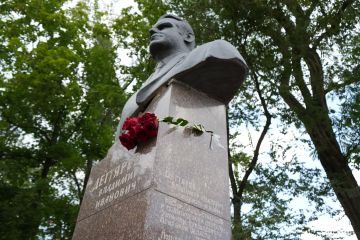 Михаил Желтяков: В день рождения Владимира Дегтярёва, выдающегося государственного деятеля, в Донецке состоялось торжественное возложение цветов к его памятнику
