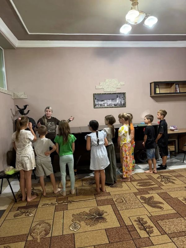 Для воспитанников пришкольного лагеря "Смайлик" прошел мастер - класс по народному вокалу "Как поет душа"