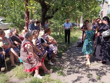 Депутат Снежнянского городского совета от политической партии ЛДПР Татьяна Владимировна Журавлёва совместно с заместителем главы администрации города Снежное Владимиром Викторовичем Судиловским провела встречу с жителями...