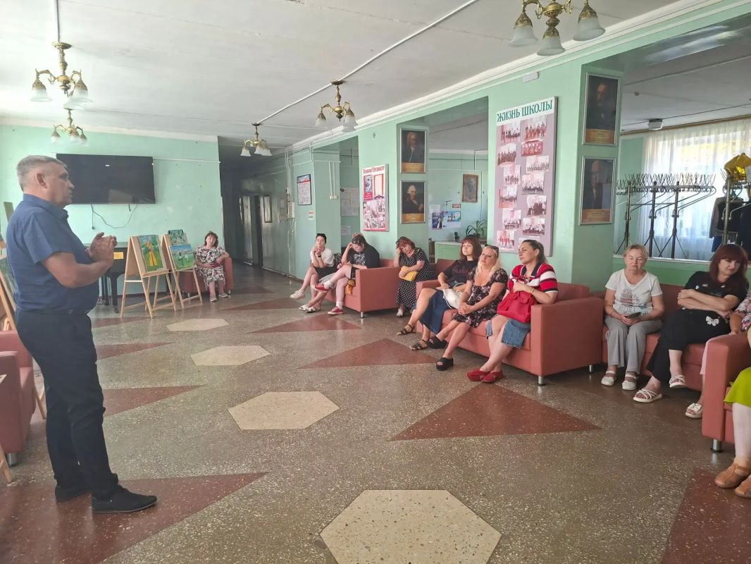По инициативе Главы ДНР Дениса Пушилина, сегодня, 20 августа, руководитель Управы Кировского внутригородского района Администрации городского округа Макеевка Донецкой Народной Республики Андрей Хорошко провел встречу с...
