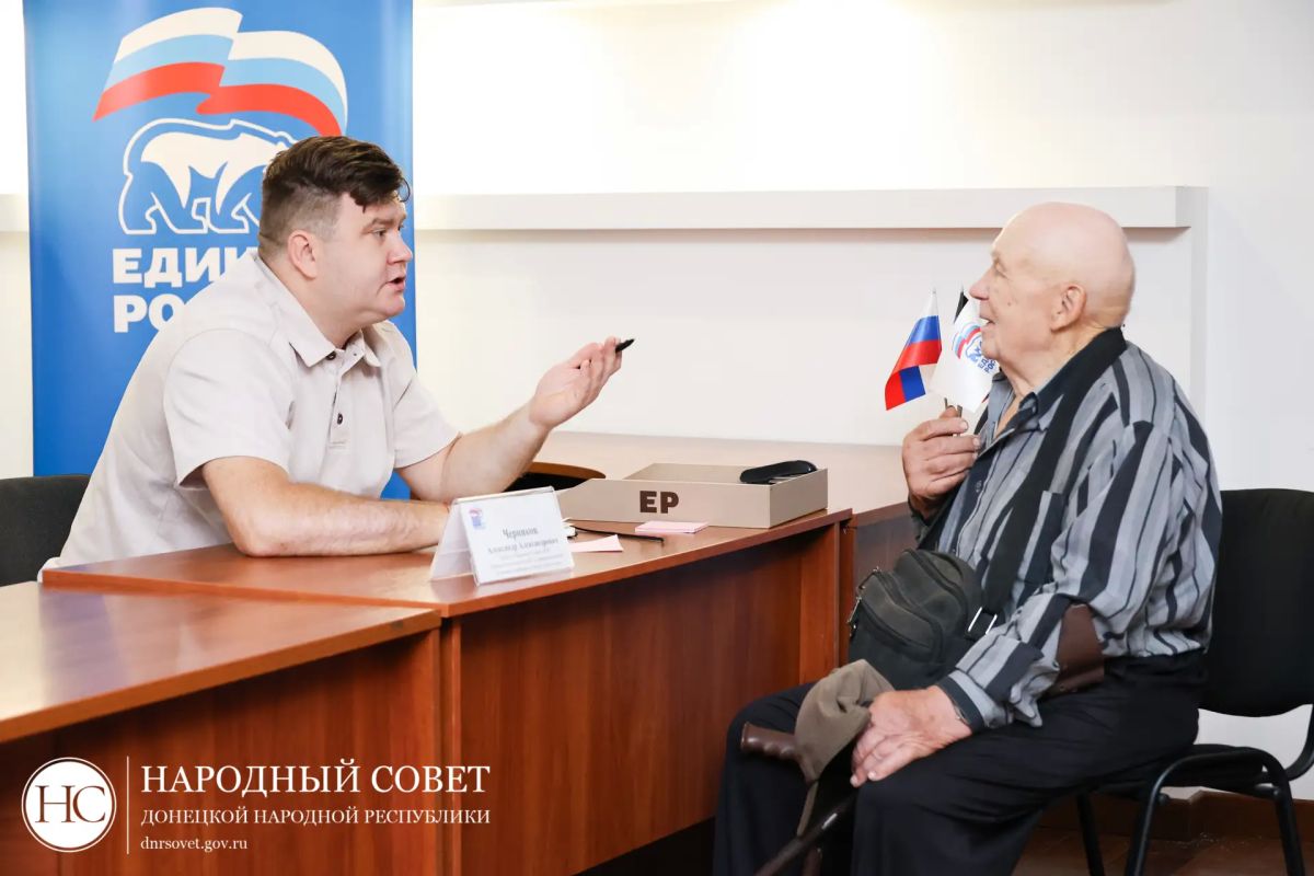 На связи с жителями. Дмитрий Огилец провёл приём граждан в Харцызске