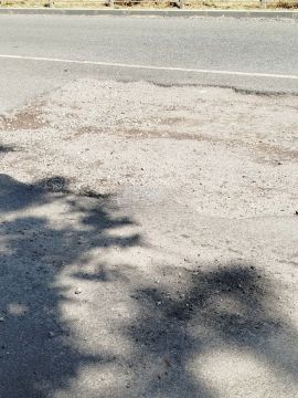 На улице Урицкого в Мариуполе после починки водопровода осталась яма на новом асфальте