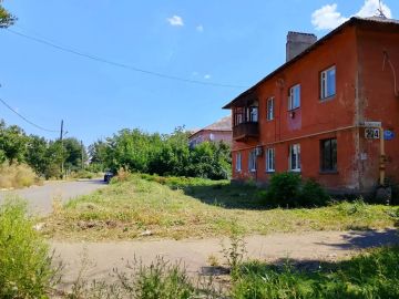 С целью приведения территории в надлежащее санитарное состояние жителями проведены работы по покосу сорных и карантинных трав на придомовой территории жилого дома № 204 по ул. Советской
