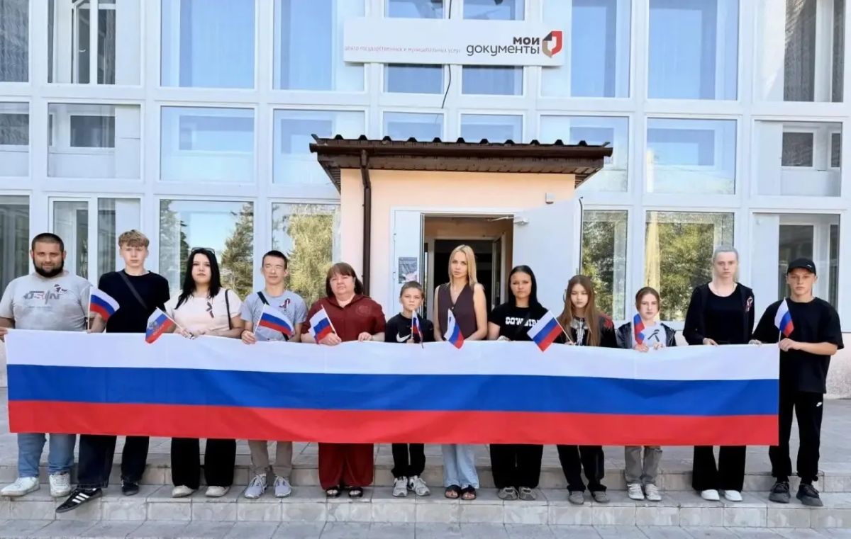 Денис Зубов: Цвета Родины. В преддверии празднования Дня Государственного флага Российской Федерации Иловайск наполнился атмосферой патриотизма и единства