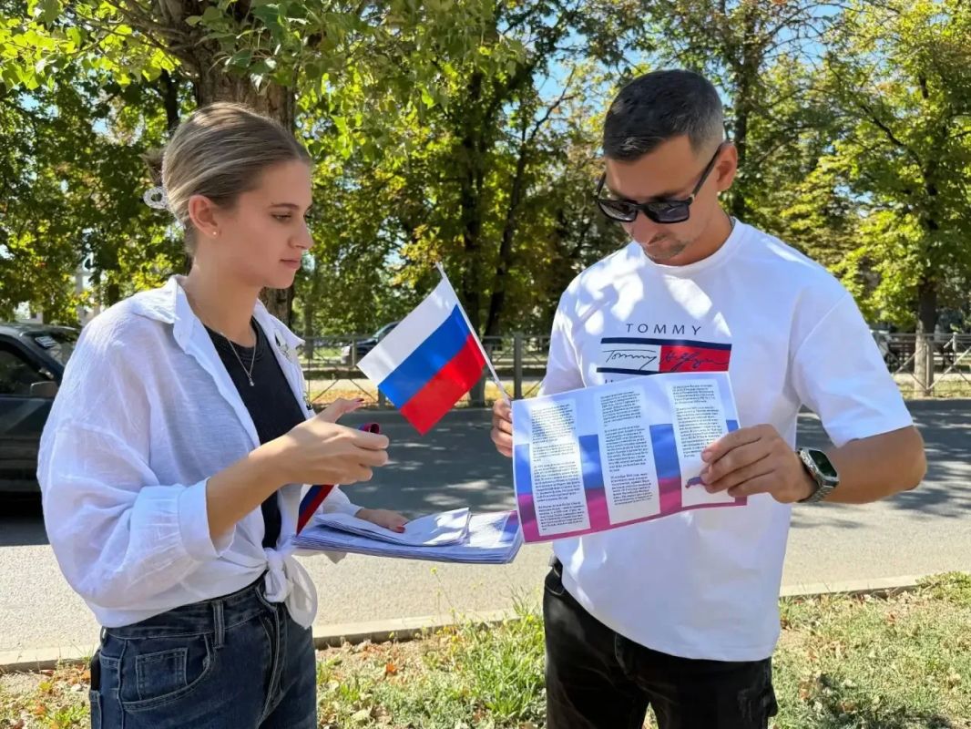 Триколор в каждом сердце!. В рамках Всероссийской акции «Цвета Родины», приуроченной к празднованию Дня Государственного флага Российской Федерации, на улицах нашего округа прошла патриотическая акция «Российский триколор»