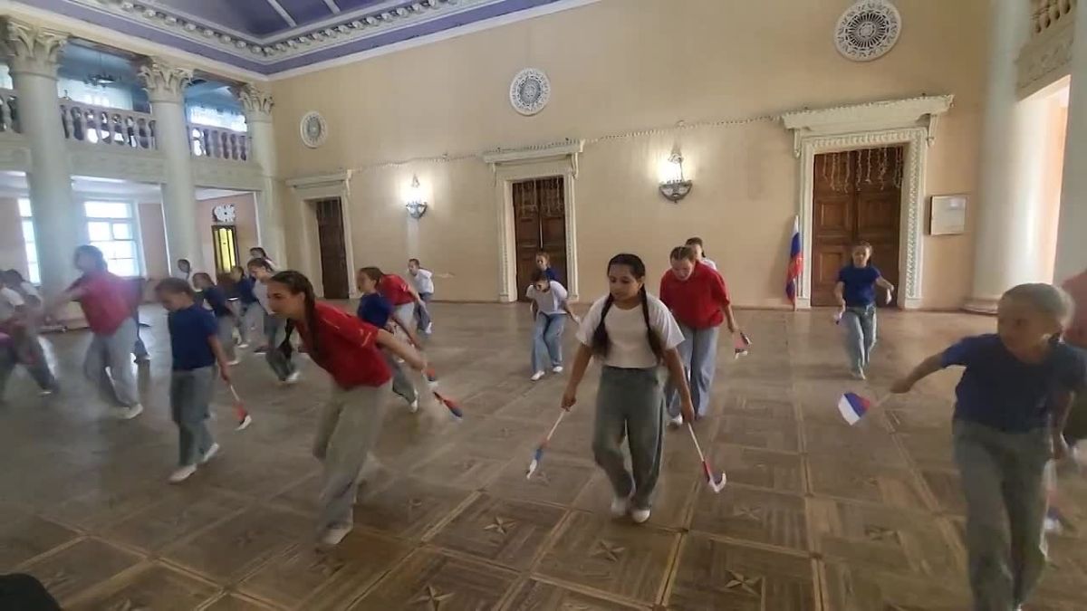 Танцевальный флешмоб «Любимая сердцем земля - Россия»!