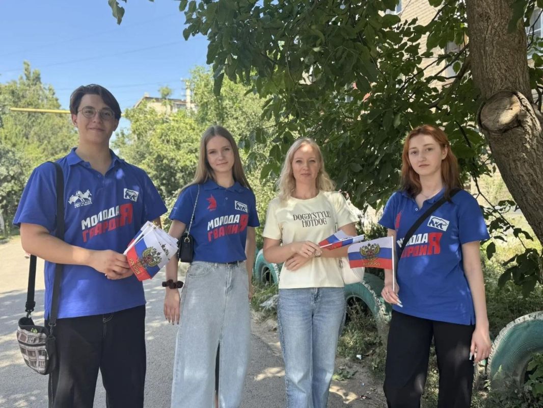В Докучаевске прошла всероссийская акция «Цвета Родины», посвященная Дню Государственного флага Российской Федерации