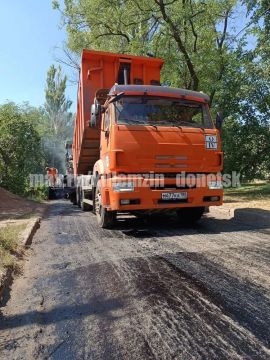 Сотрудники предприятия «Дорожное ремонтно-строительное управление» продолжают плановые работы по комплексному ремонту дорожной сети во всех районах Донецка