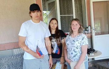 Сегодня в Куйбышевском районе специалистами управления опеки и попечительства администрации г. о. Донецк проведено информирование о Дне Государственного флага Российской Федерации с вручением флажков