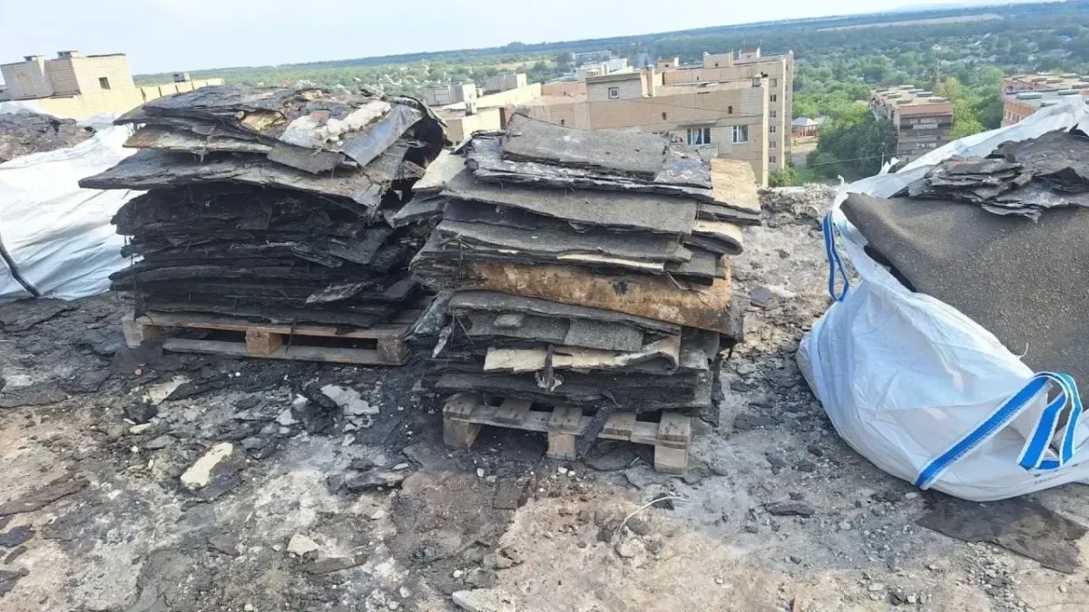 Бригада Самарской области проводит капитальный ремонт кровли многоквартирного дома в Снежном
