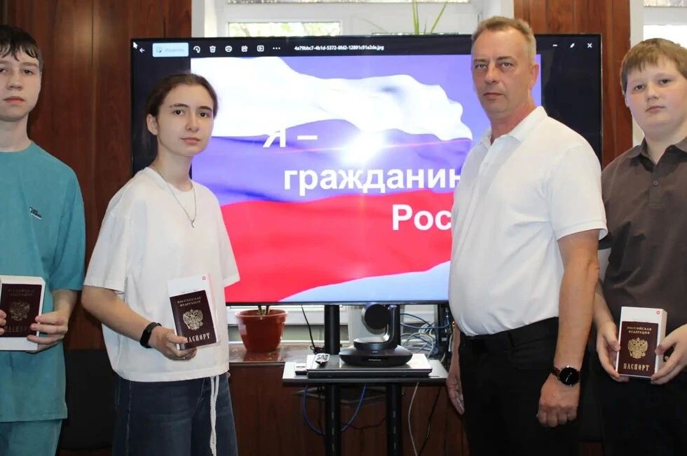 Юные краснолиманцы получили паспорта России