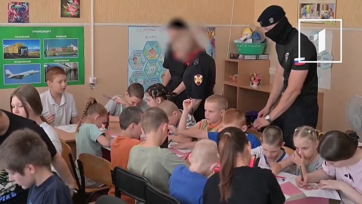 Росгвардейцы провели праздник ко Дню Государственного флага в Донецке