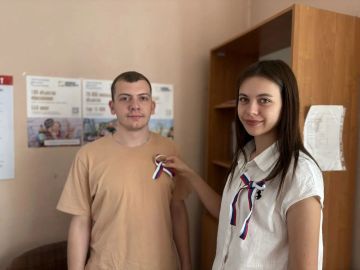 В Ленинском внутригородском районе прошла раздача лент ко Дню Государственного флага России